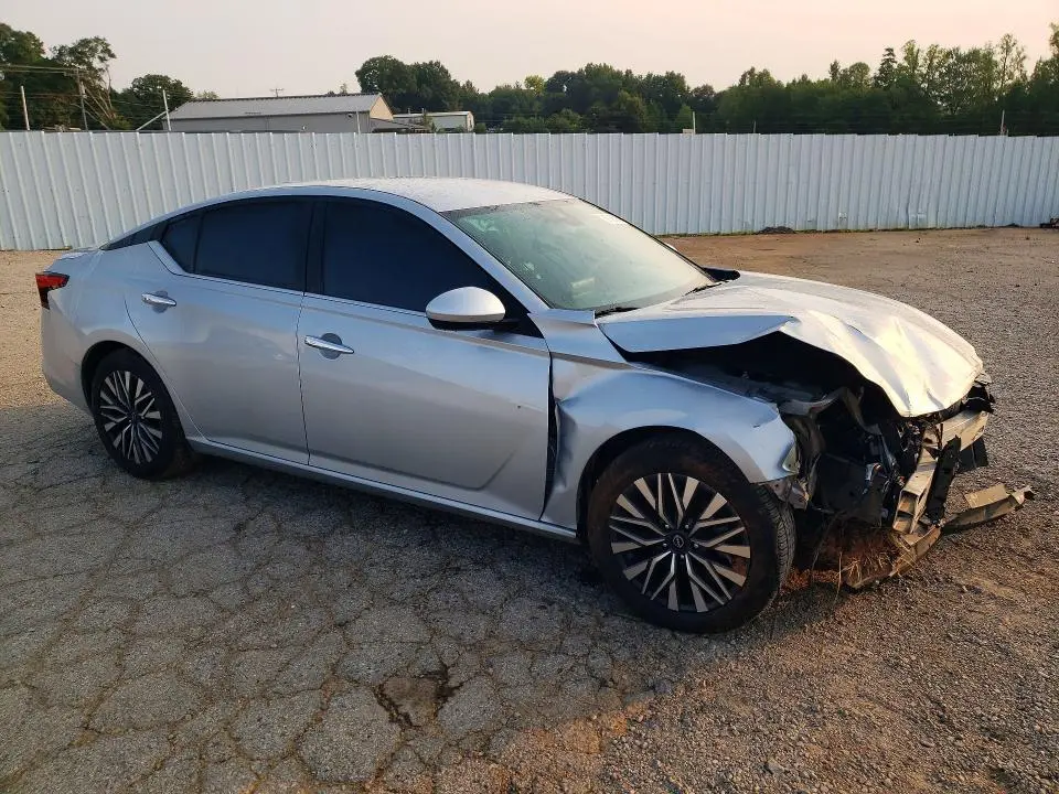 2023 NISSAN ALTIMA SV  