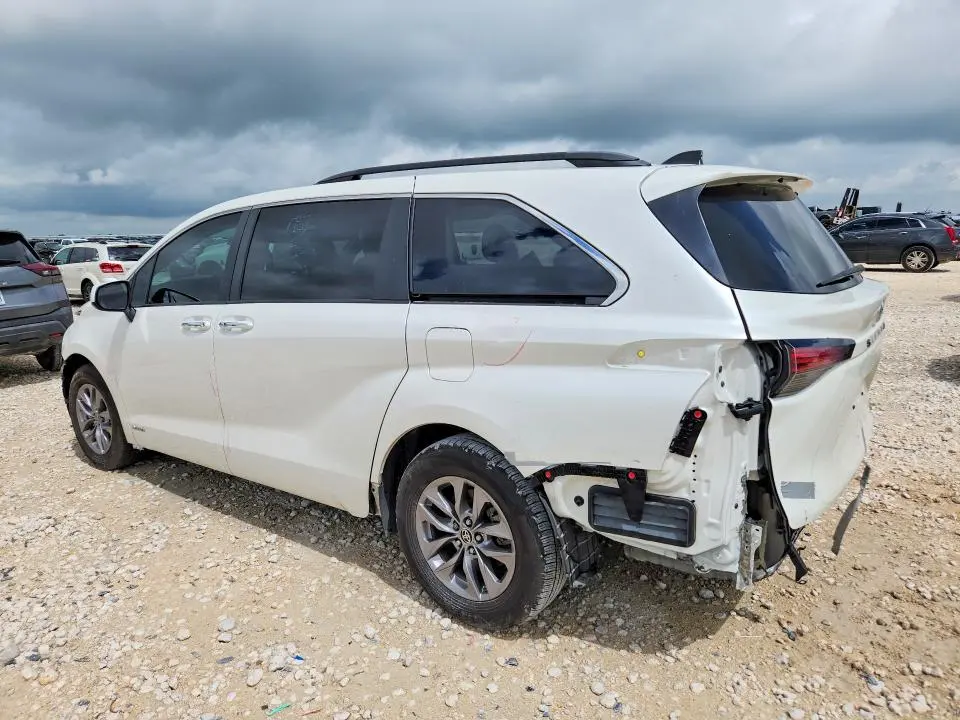 2021 TOYOTA SIENNA XLE  