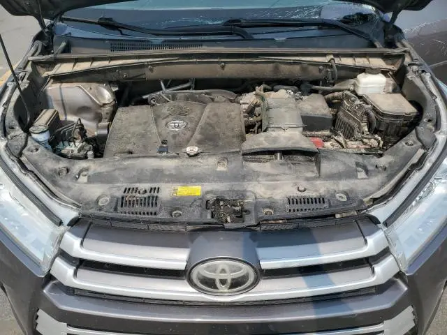 2019 TOYOTA HIGHLANDER SE  