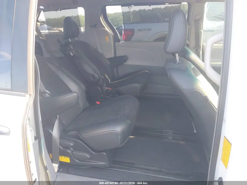 2014 TOYOTA SIENNA SE 8 PASSENGER