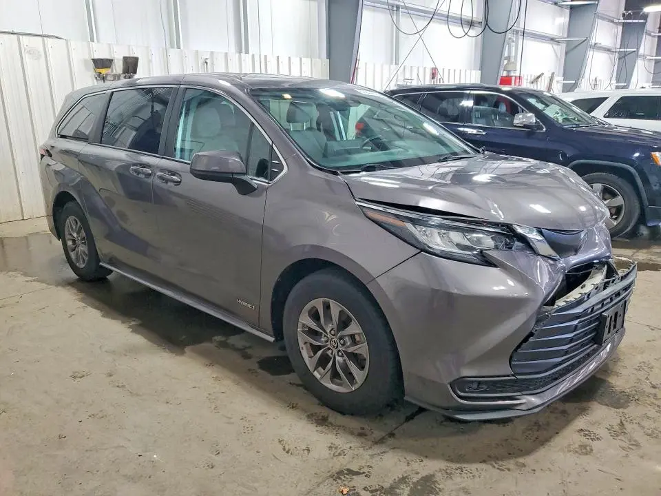 2021 TOYOTA SIENNA LE  