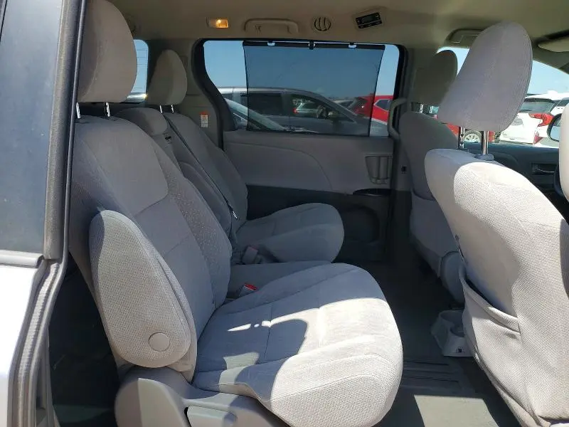 2018 TOYOTA SIENNA LE  