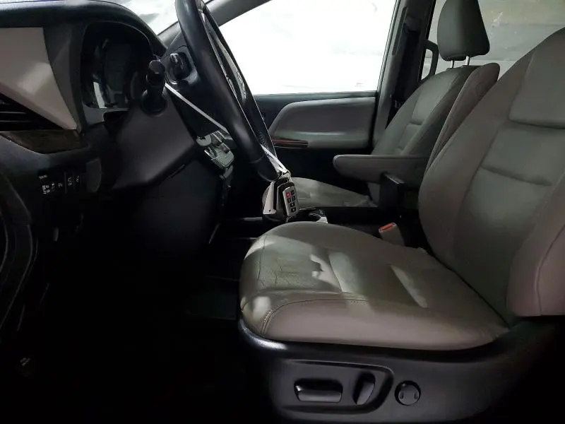 2019 TOYOTA SIENNA XLE  