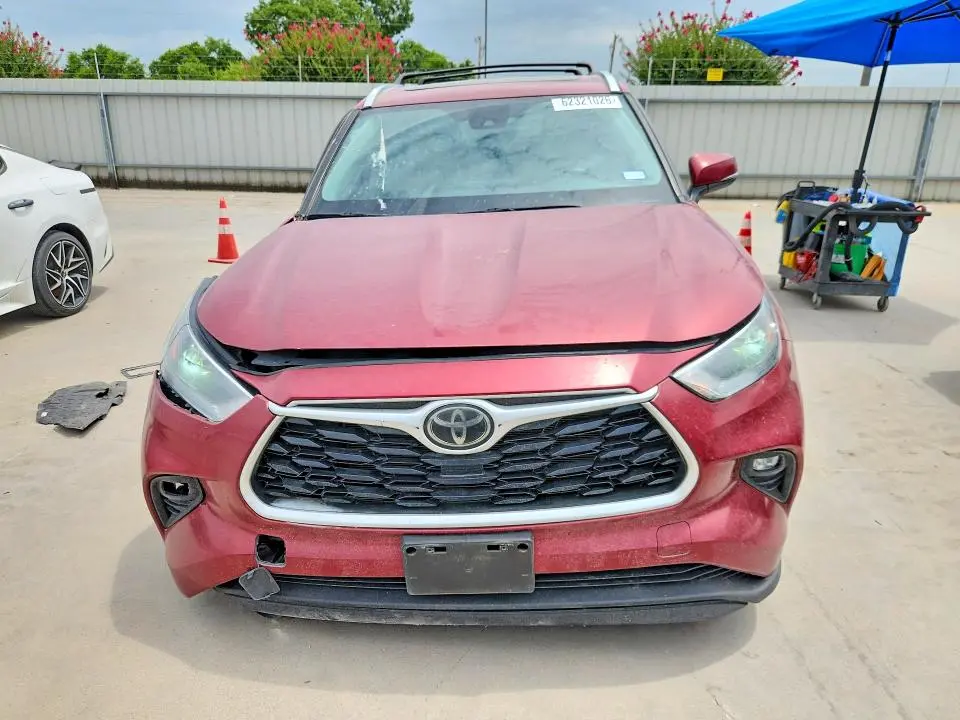2021 TOYOTA HIGHLANDER XLE  