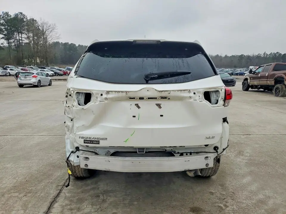 2019 TOYOTA HIGHLANDER SE  