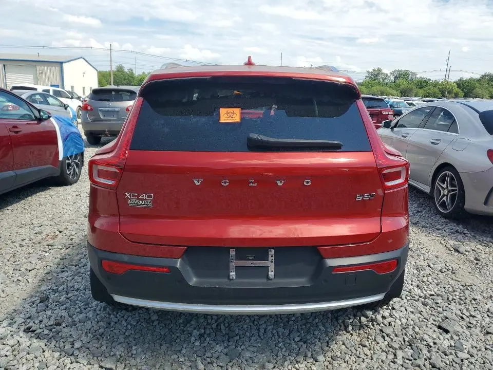 2023 VOLVO XC40 CORE  