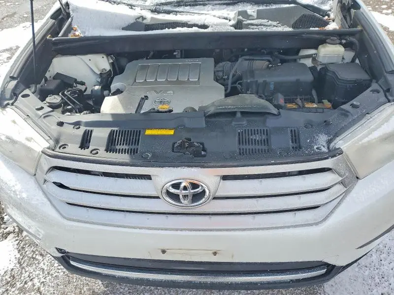 2013 TOYOTA HIGHLANDER SE  