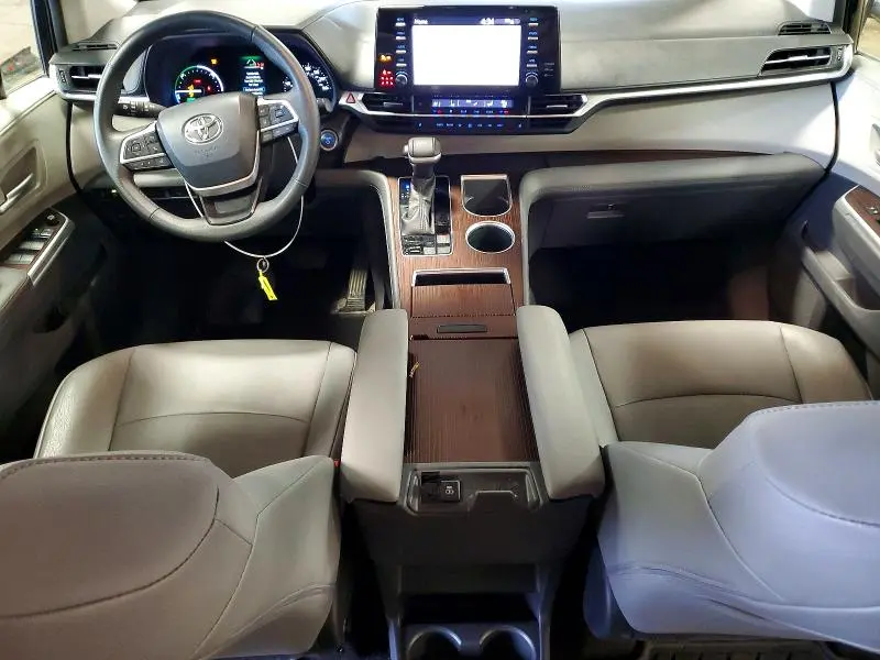 2022 TOYOTA SIENNA XLE  