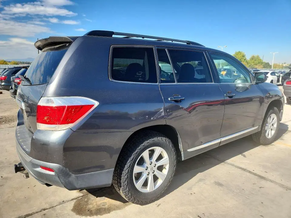 2011 TOYOTA HIGHLANDER SE  
