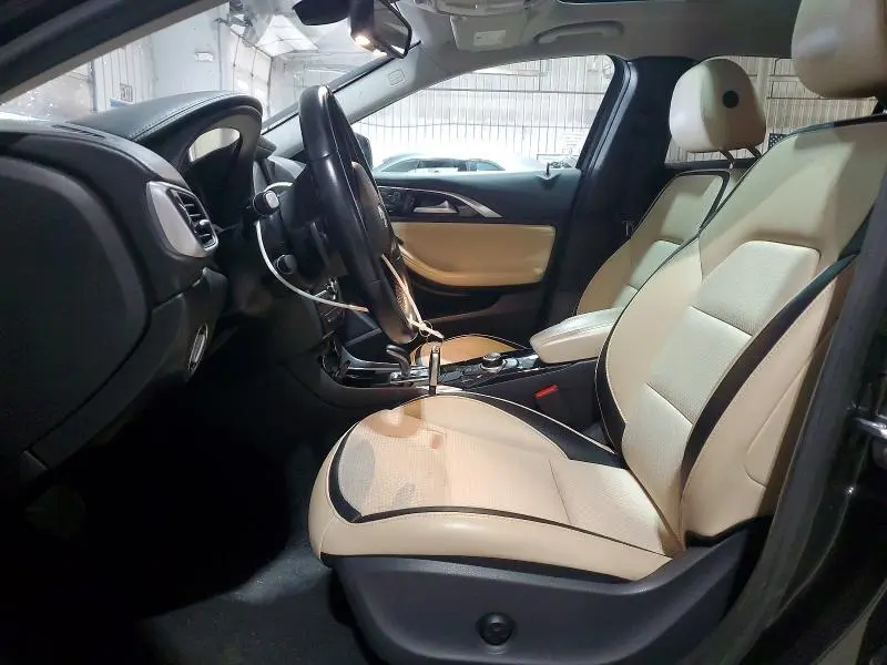 2019 INFINITI QX30 LUXE  