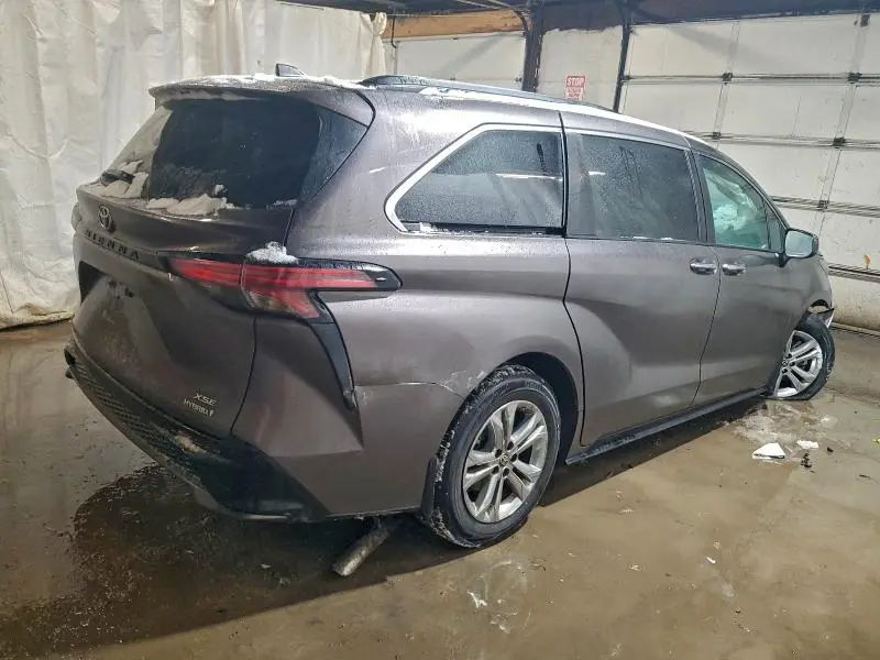 2022 TOYOTA SIENNA XSE  