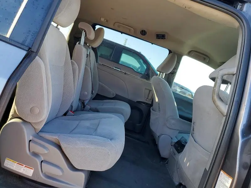 2018 TOYOTA SIENNA LE  