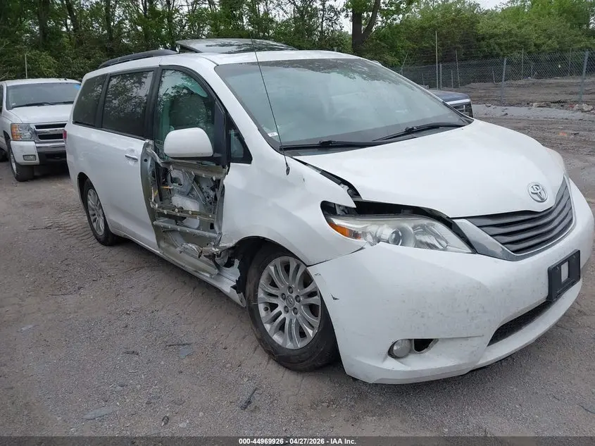 2013 TOYOTA SIENNA XLE V6 8 PASSENGER