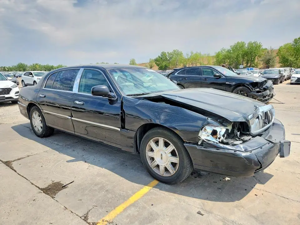 2010 LINCOLN TOWN CAR EXECUTIVE L  