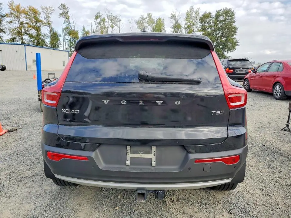 2019 VOLVO XC40 T5 MOMENTUM  