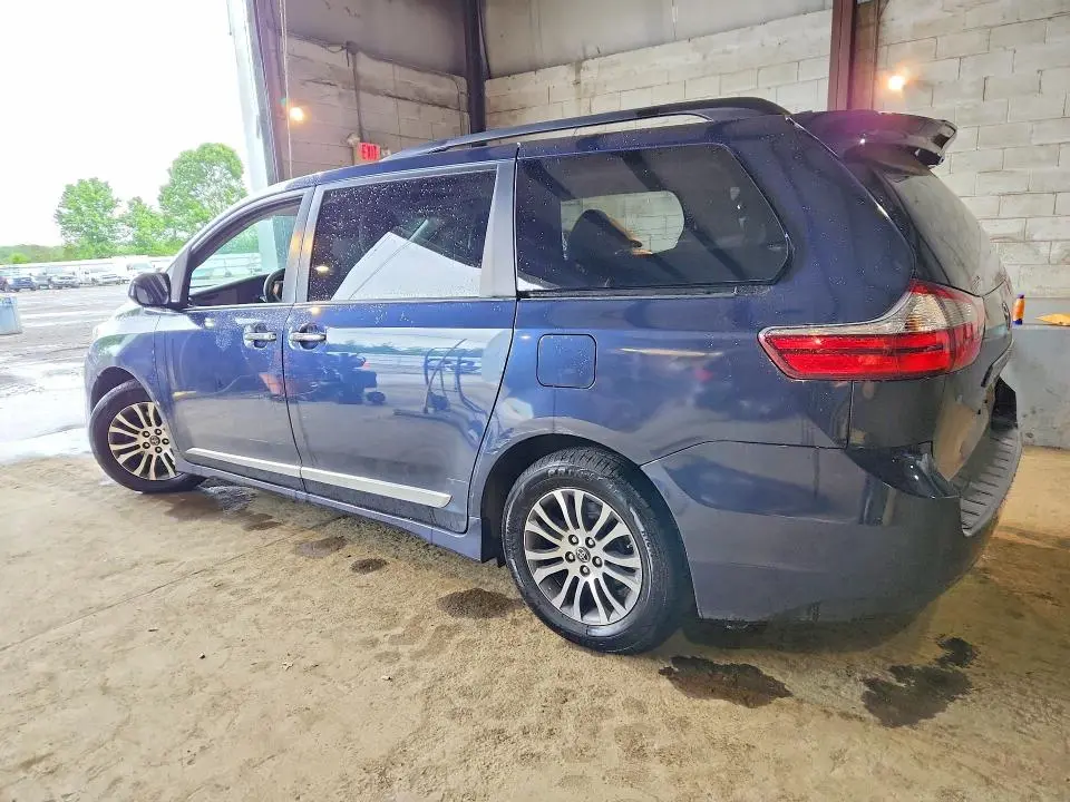 2018 TOYOTA SIENNA XLE 8-PASSENGER  