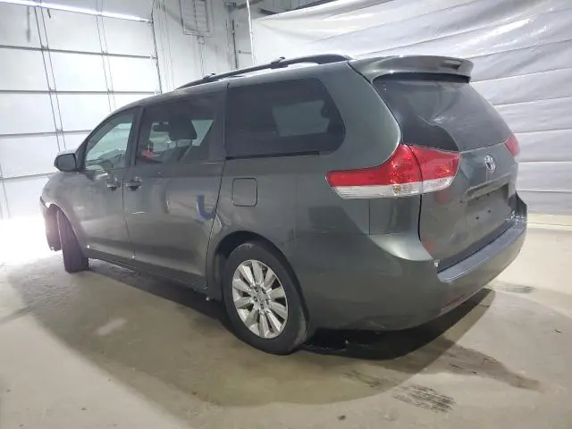 2013 TOYOTA SIENNA LE  