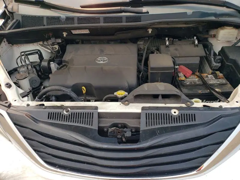 2013 TOYOTA SIENNA LE  