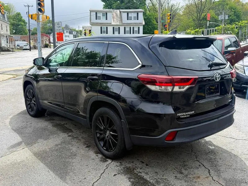 2019 TOYOTA HIGHLANDER SE  