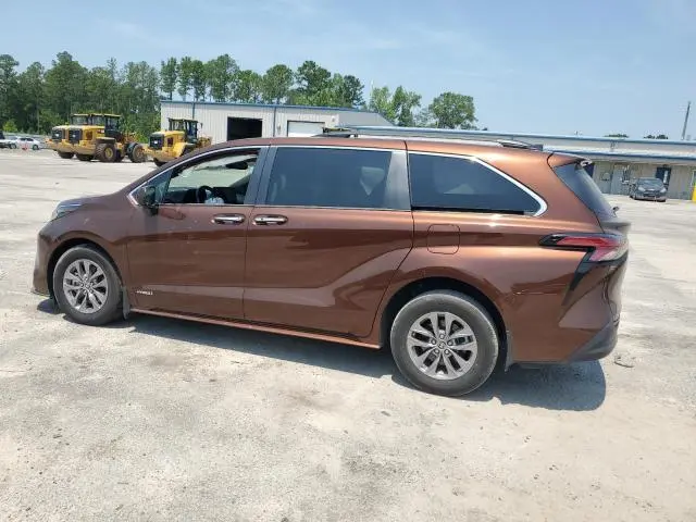 2021 TOYOTA SIENNA XLE  