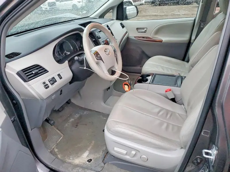 2014 TOYOTA SIENNA XLE 8-PASSENGER  