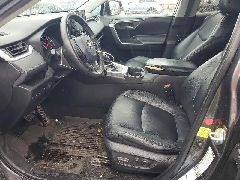 2021 TOYOTA RAV4 XLE  