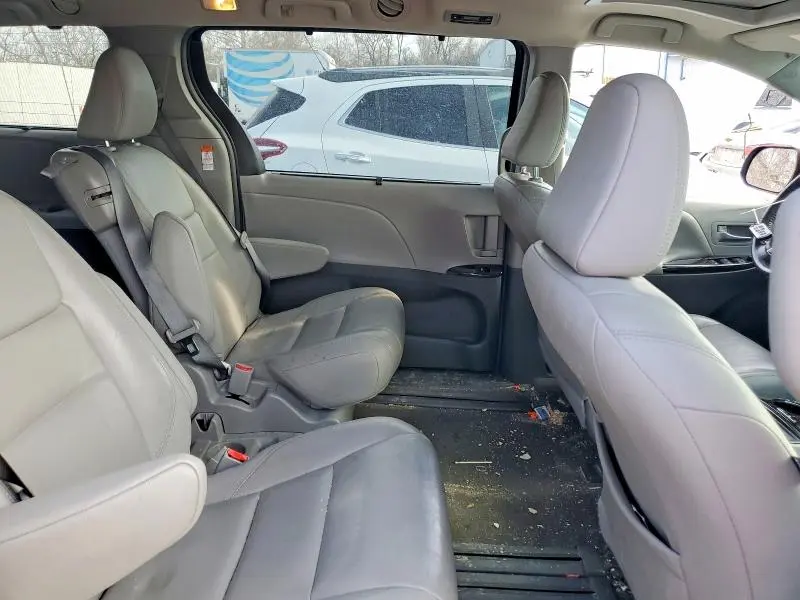 2017 TOYOTA SIENNA   