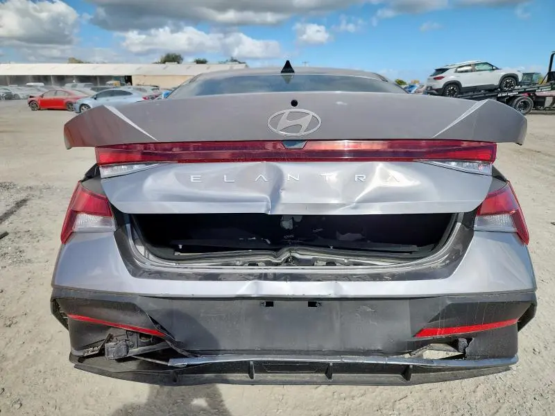 2025 HYUNDAI ELANTRA SE  