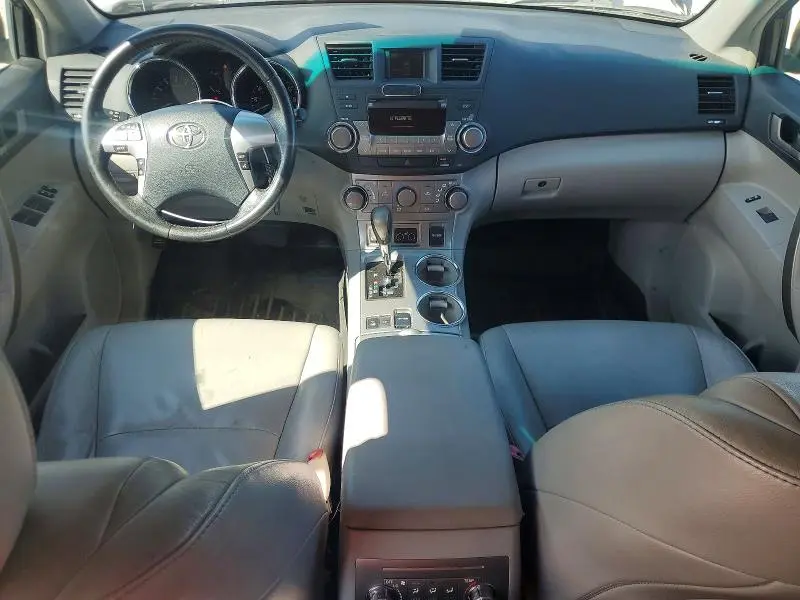 2011 TOYOTA HIGHLANDER SE  