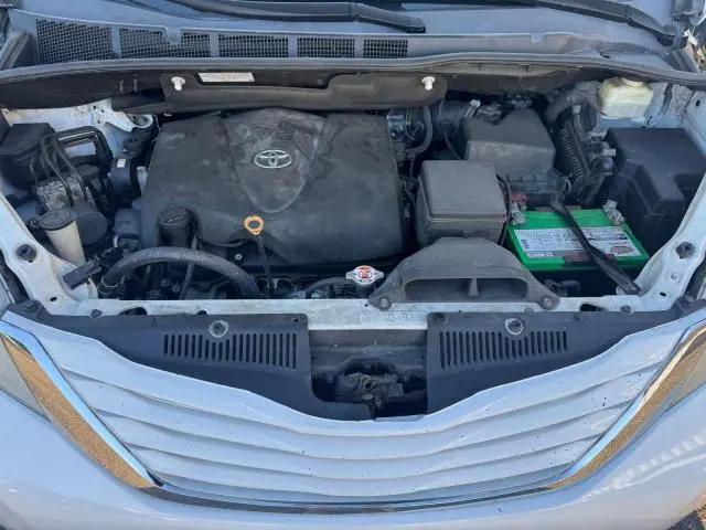 2017 TOYOTA SIENNA LE  