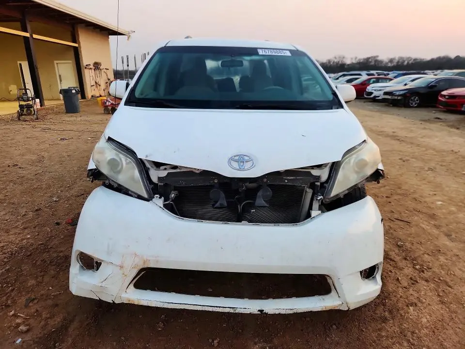 2011 TOYOTA SIENNA LE  
