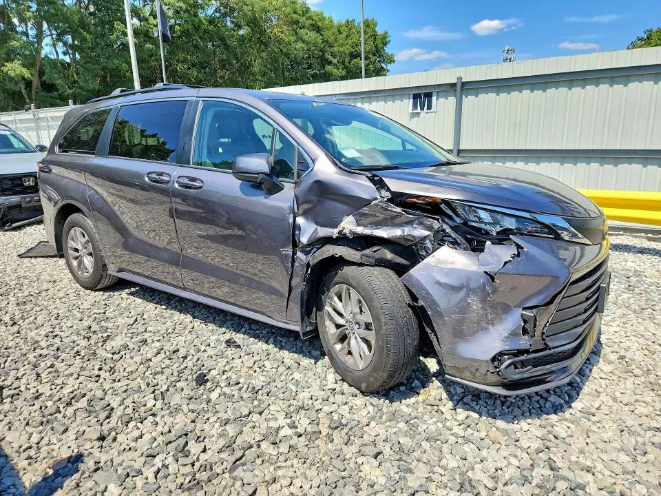 2024 TOYOTA SIENNA LE  