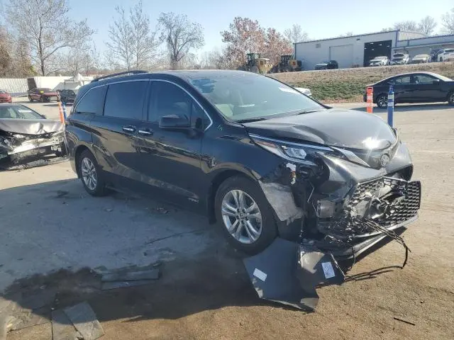 2021 TOYOTA SIENNA XSE  