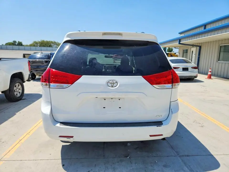 2011 TOYOTA SIENNA XLE 8-PASSENGER  