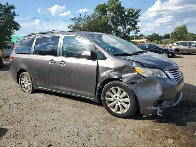 2014 TOYOTA SIENNA XLE  