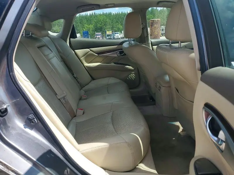 2015 INFINITI Q70 3.7  