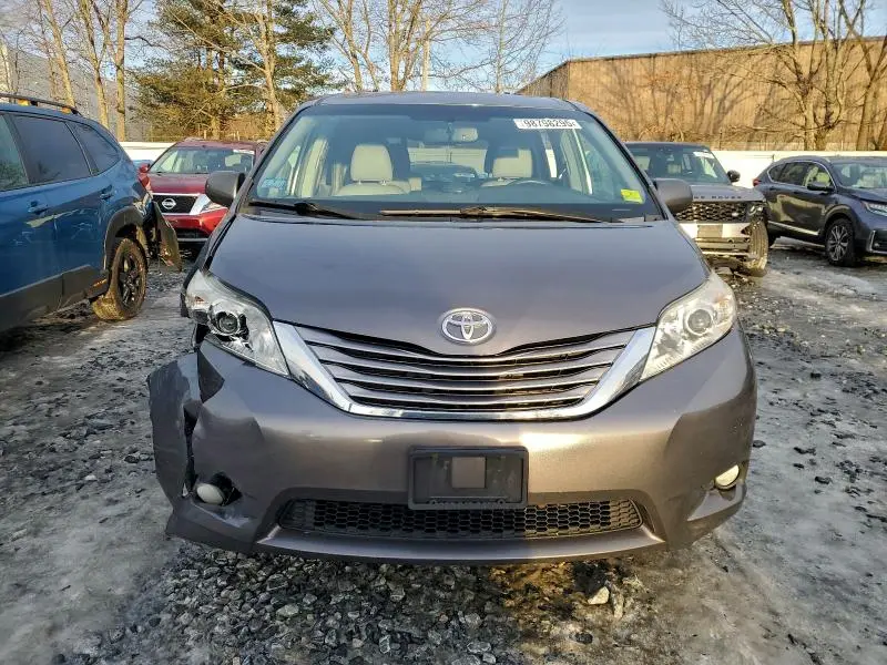 2017 TOYOTA SIENNA XLE  