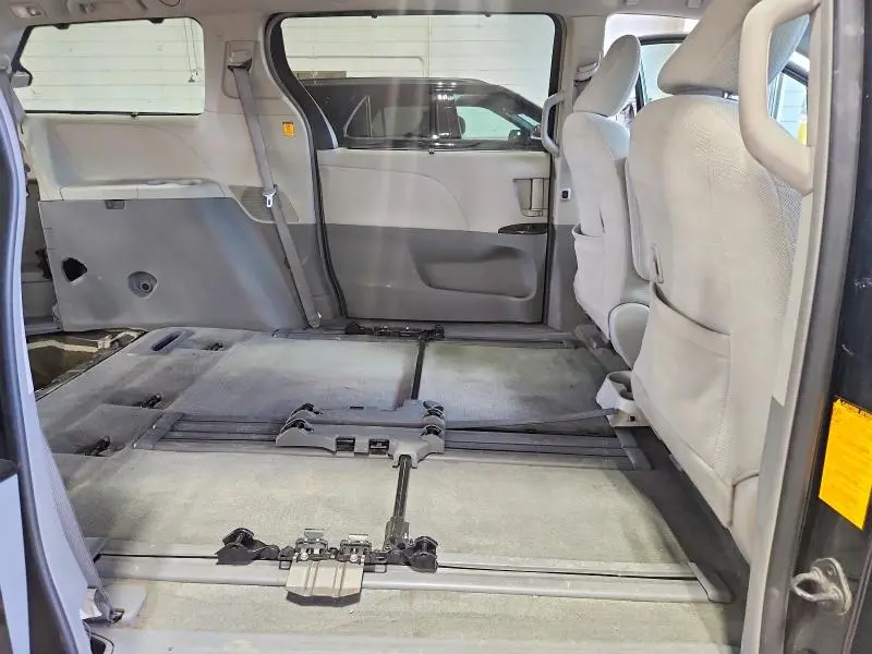 2013 TOYOTA SIENNA LE  