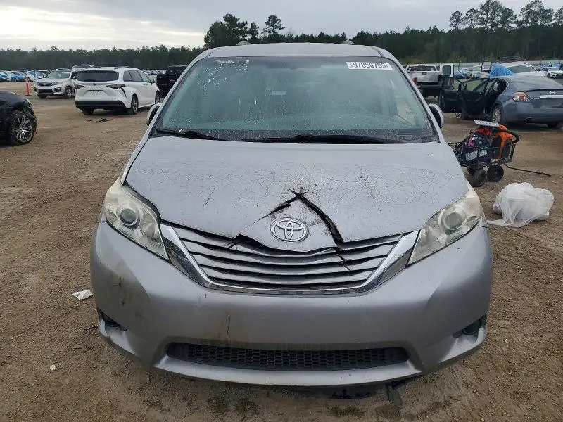2017 TOYOTA SIENNA LE  