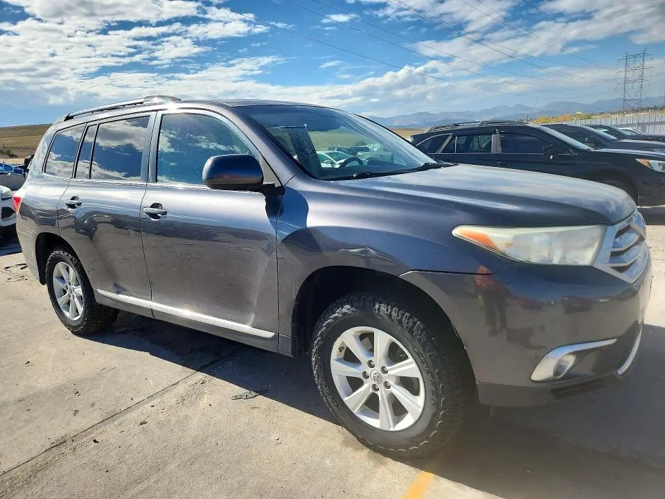 2011 TOYOTA HIGHLANDER SE  