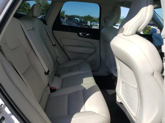 2022 VOLVO XC60 B5 MOMENTUM  