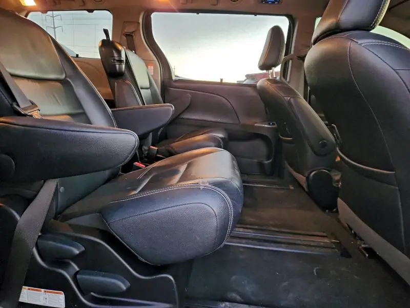 2017 TOYOTA SIENNA SE  