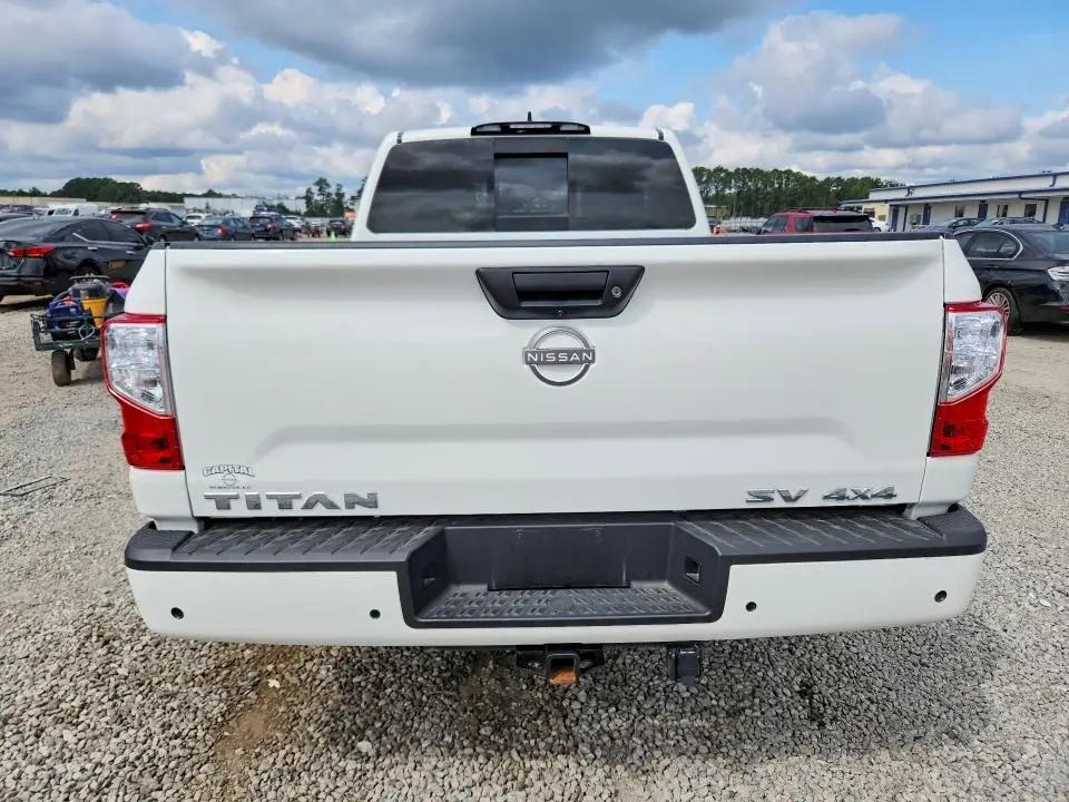 2024 NISSAN TITAN SV  