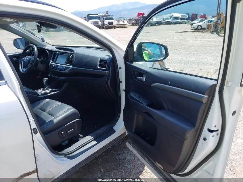 2017 TOYOTA HIGHLANDER SE