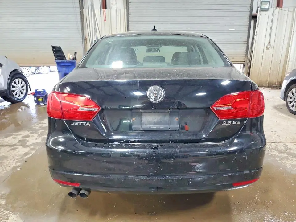 2011 VOLKSWAGEN JETTA SE  