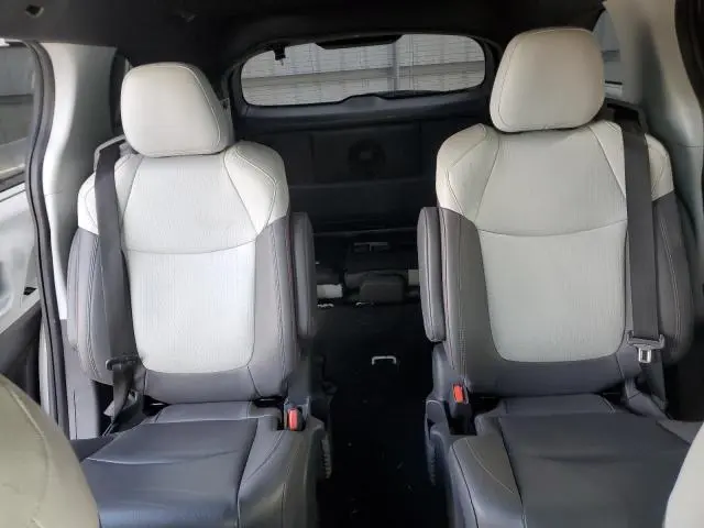 2022 TOYOTA SIENNA XSE  