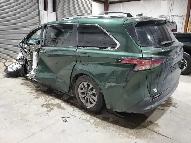 2021 TOYOTA SIENNA XLE  