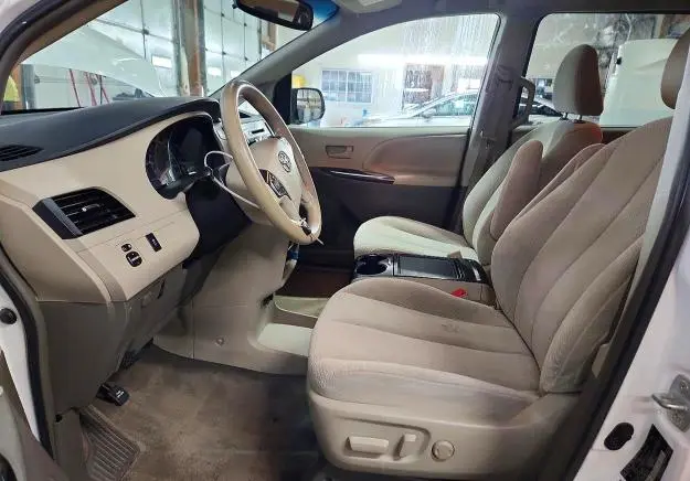 2014 TOYOTA SIENNA LE  