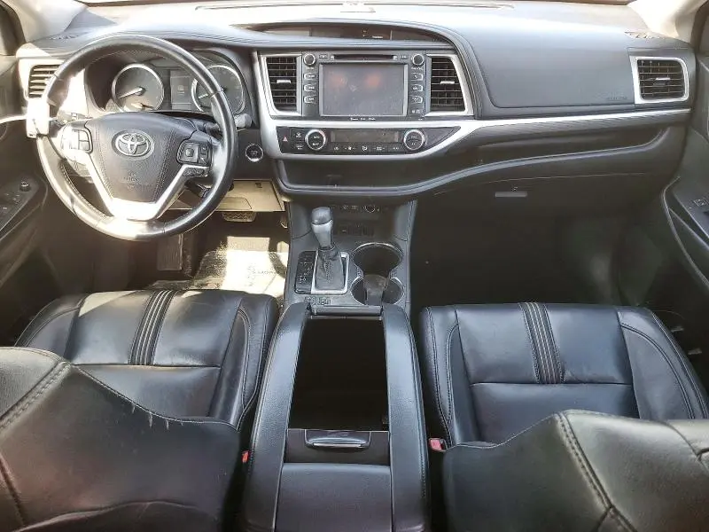 2017 TOYOTA HIGHLANDER SE  