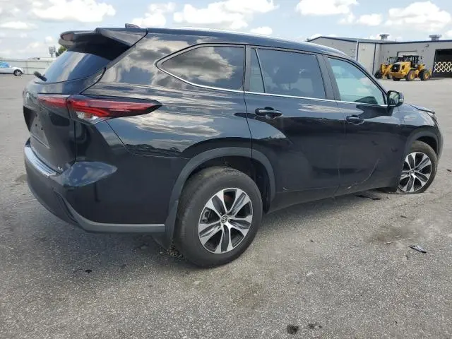 2024 TOYOTA HIGHLANDER LE  